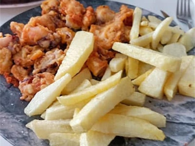 Los mejores bocadillos y tapas para acompañar tu bebida en nuestro bar